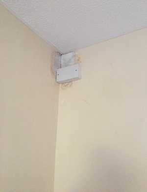 Inspection box fitted to a wall